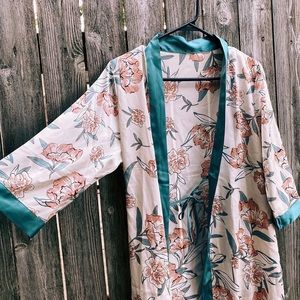 2 Piece Matching Silk Robe & Shorts Set 🦋🤍🌸